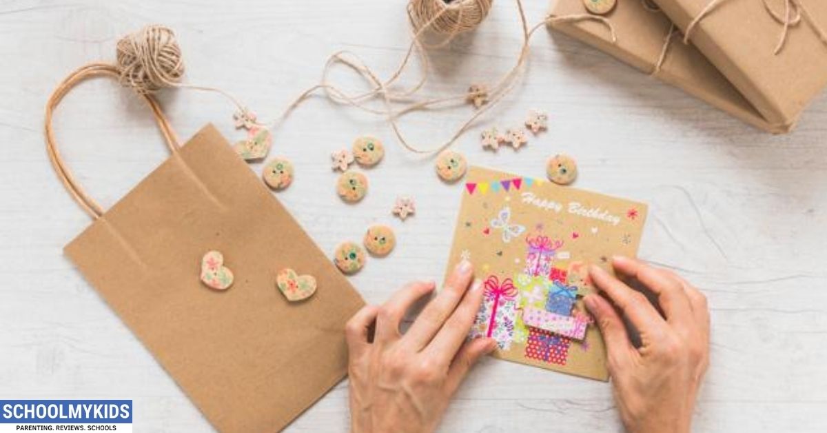 कैसे बनाएं खूबसूरत पेपर बैग्स- How to Make Beautiful Paper Bags in Hindi