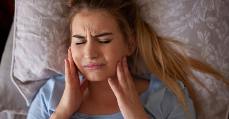 क्या है ब्रुसिज्म (Bruxism) : उसके कारण, लक्षण एवं उपचार – Teeth Grinding in Sleep