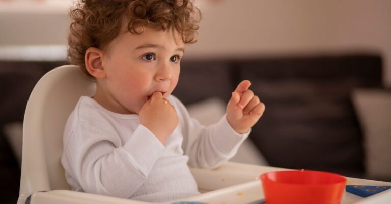 छोटे बच्चों को खुद से खाना खाना कैसे सिखाएं- 7 ways to encourage kids to eat on their own